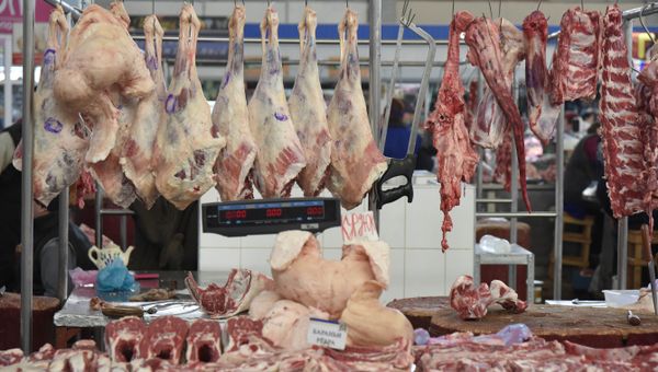 Продажа мяса на рынке Симферополя