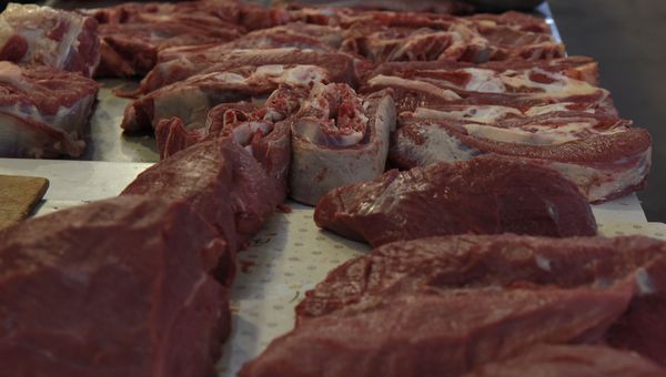 Продажа мяса на рынке Симферополя