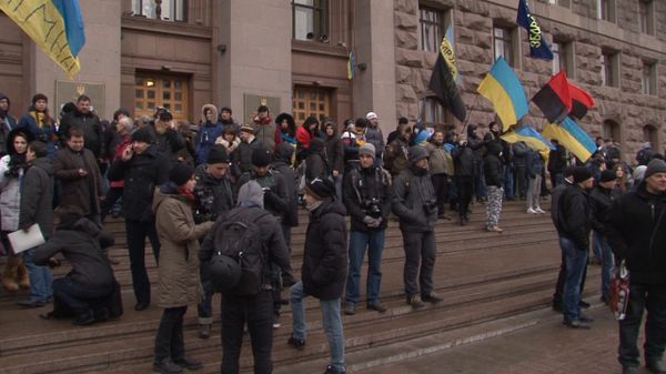 Протестные стихи и очереди за едой - как живет палаточный городок на Майдане