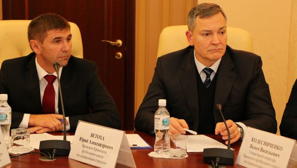Встреча Сергея Аксенов с руководителями футбольных клубов РК. На фото: президент Крымского футбольного союза Юрий Ветоха и генеральный секретарь КФС Вадим Колесниченко