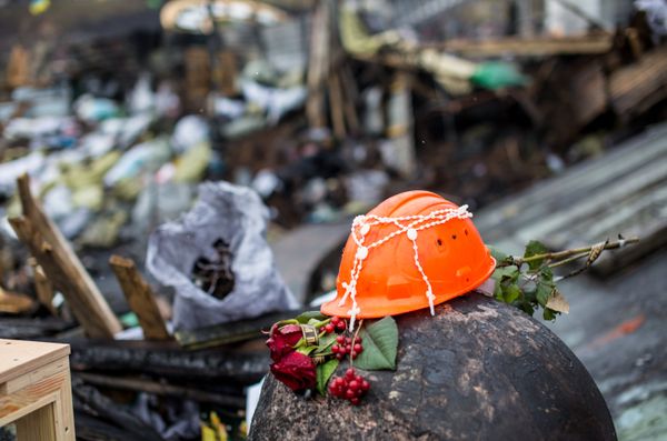 Цветы на баррикадах Майдана Цветы на баррикадах Майдана