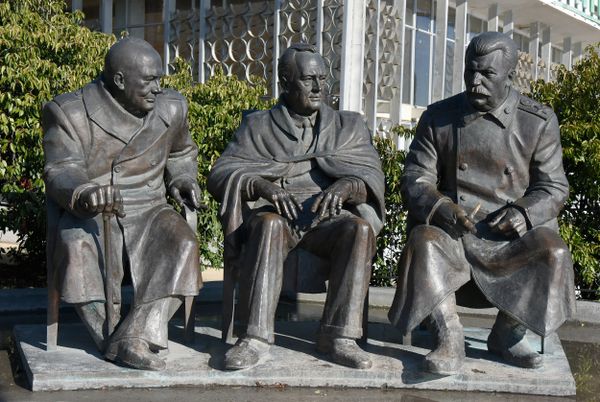 Ливадийский дворец. Памятник большой тройке: Иосифу Сталину, Франклину Рузвельту, Уинстону Черчиллю