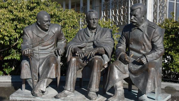 Ливадийский дворец. Памятник большой тройке: Иосифу Сталину, Франклину Рузвельту, Уинстону Черчиллю