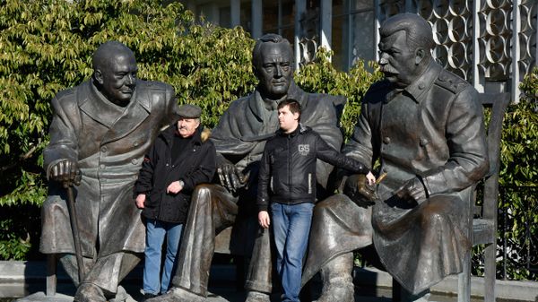 Ливадийский дворец. Памятник большой тройке: Иосифу Сталину, Франклину Рузвельту, Уинстону Черчиллю. Ливадийский дворец. Памятник большой тройке: Иосифу Сталину, Франклину Рузвельту, Уинстону Черчиллю.
