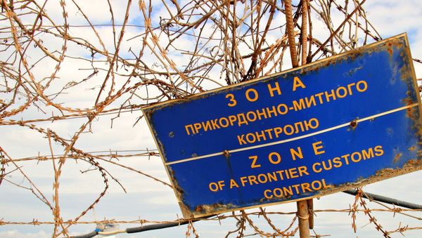 Пляж в Евпатории. Табличка в порту Зона пограничного контроля