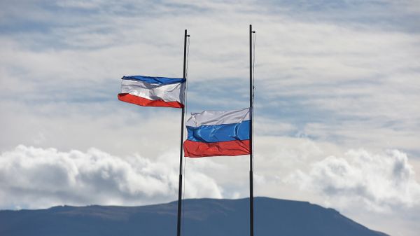 Флаги Крыма и России на фоне гор