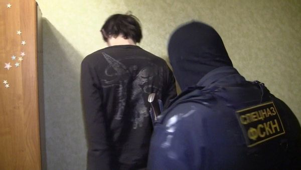 Сотрудник спецназа ФСКН в Крыму производит задержание