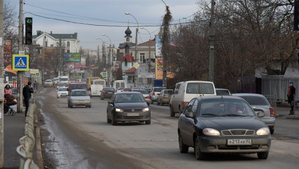 Движение машин по одной из улиц Симферополя Движение машин по одной из улиц Симферополя