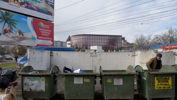 Мусорные баки на одной из улиц Симферополя