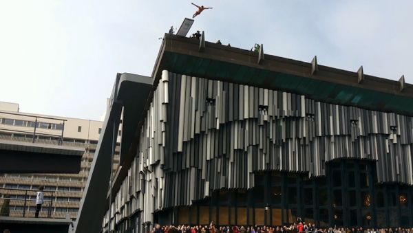 Спортсмен прыгнул в бассейн с крыши отеля Ялта-интурист