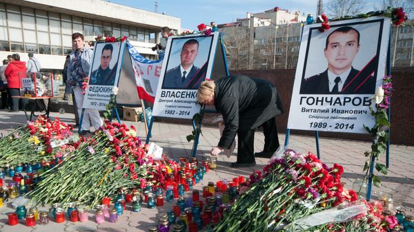 Портреты погибших сотрудников спецподразделения Беркут на площади Ленина в Симферополе