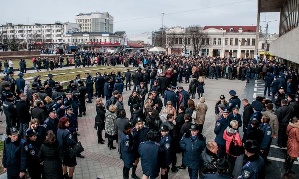 Люди провожают погибших на Майдане сотрудников Беркута 