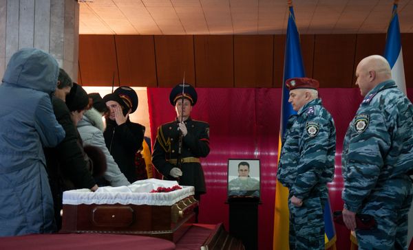 Крымчане провожают в последний путь правоохранителей, погибших на Майдане