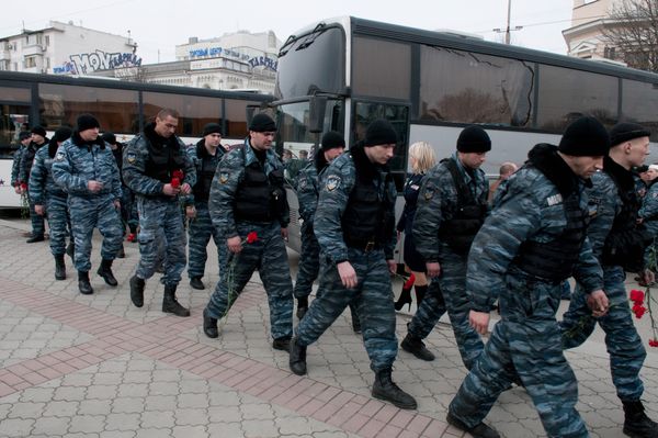 Крымчане провожают в последний путь правоохранителей, погибших на Майдане
