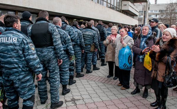 Крымчане провожают в последний путь правоохранителей, погибших на Майдане
