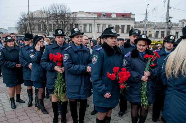 Крымчане провожают в последний путь правоохранителей, погибших на Майдане