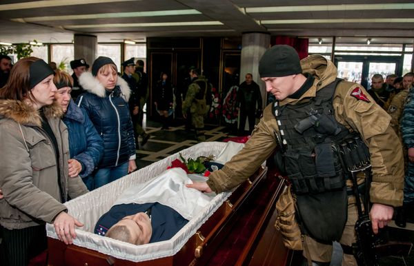 Крымчане провожают в последний путь правоохранителей, погибших на Майдане