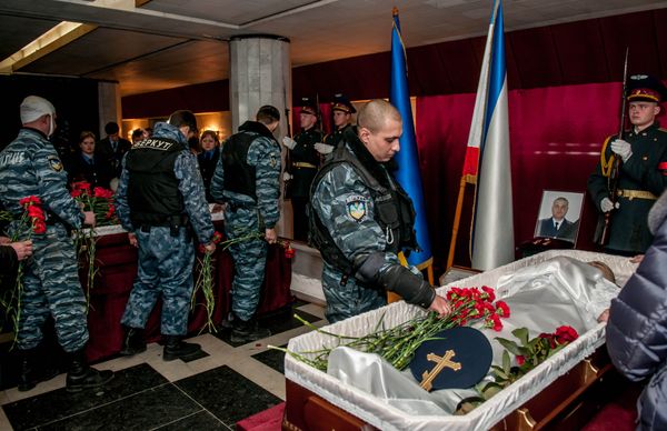 Крымчане провожают в последний путь правоохранителей, погибших на Майдане