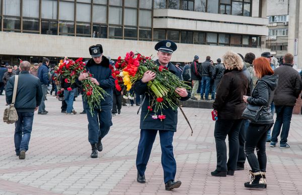Крымчане провожают в последний путь правоохранителей, погибших на Майдане