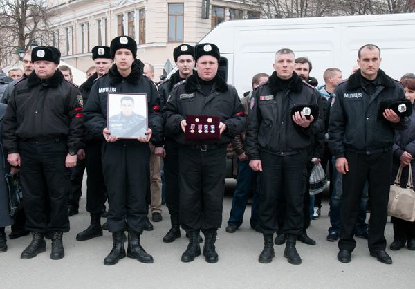 Крымчане провожают в последний путь правоохранителей, погибших на Майдане