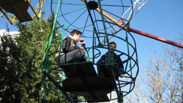 В Алуште с неработающего колеса обозрения сняли юных экстремалов В Алуште с неработающего колеса обозрения сняли юных экстремалов