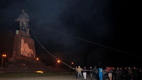 В Харькове снесли памятник Ленину