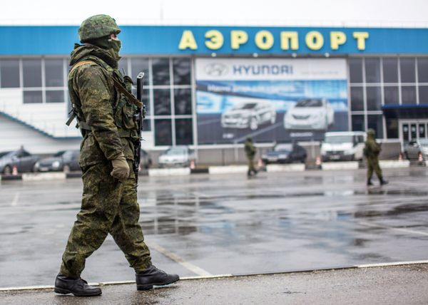 Вооруженные люди у здания аэропорта Симферополя