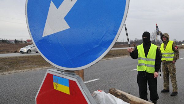 Украинские активисты блокируют движение российских фур подо Львовом