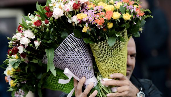 Продажа цветов в преддверии праздника 8 марта Продажа цветов в преддверии праздника 8 марта