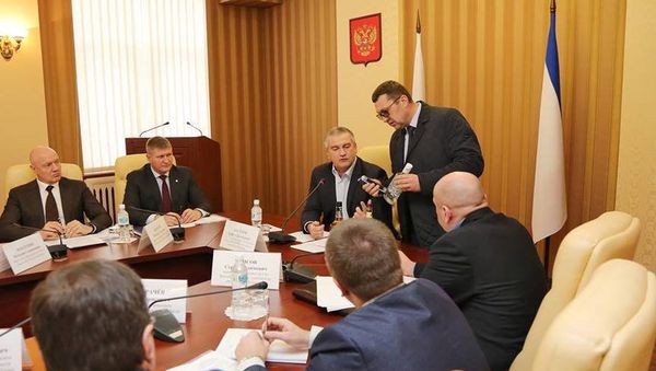 Глава РК Сергей Аксенов и глава комитета по противодействию коррупции РК Александр Акшатин на заседании. Также на фото (слева направо): вице-премьер РК Виталий Нахлупин и первый вице-премьер РК Михаил Шеремет