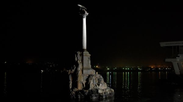 Севастополь в вечернее время. Памятник затопленным кораблям