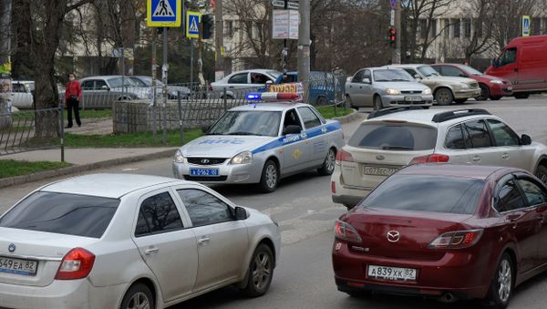 Движение автомобилей по одной из улиц Симферополя