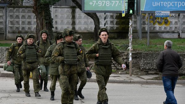 Военнослужащие переходят дорогу в Симферополе Военнослужащие переходят дорогу в Симферополе