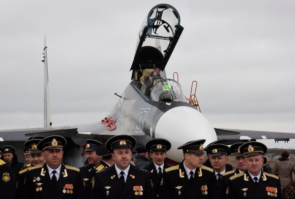 Летчики Черноморского флота встретили гостей в Новофедоровке. После торжественной части авиаторы устроили гостям - взрослым и детям - показ авиационной и специальной аэродромной техники, состоящей на вооружении МА ЧФ