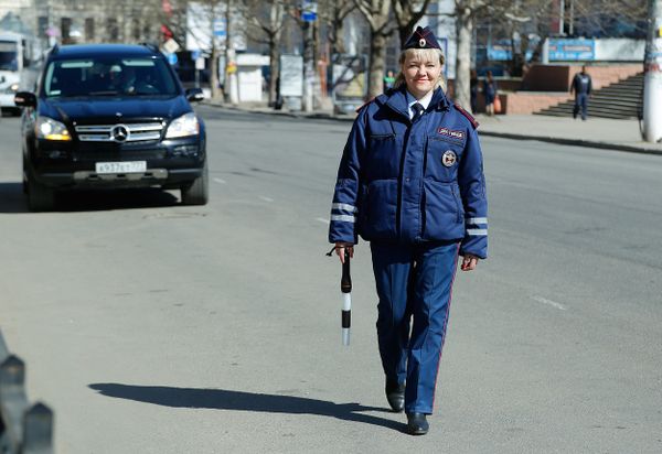 Женщина - сотрудник ГИБДД Женщина - сотрудник ГИБДД
