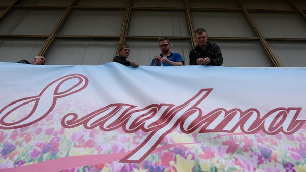 На Государственном академическом музыкальном театре РК размещают поздравление с 8 марта