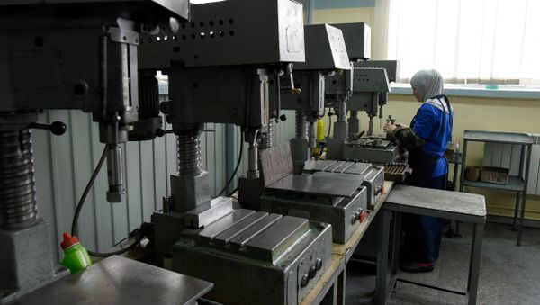 Завод Фиолент в Симферополе. Женщины работают в цехах по сборке и настройке оборудования
