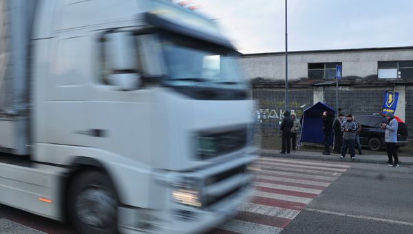 Украинские националисты заявили о возобновлении блокады российских фур
