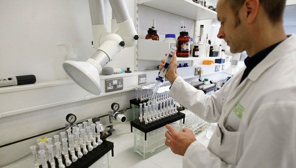 Лаборант проверяет образцы тестирования на допинг. Архивное фото