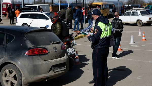 Крымчане в очереди для замены украинских автономеров на российские