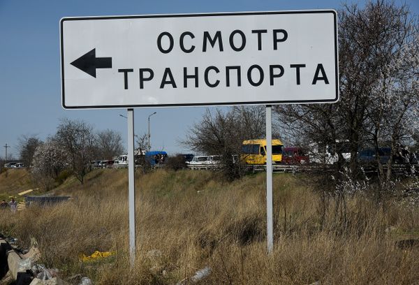 Крымчане в очереди для замены украинских автономеров на российские 