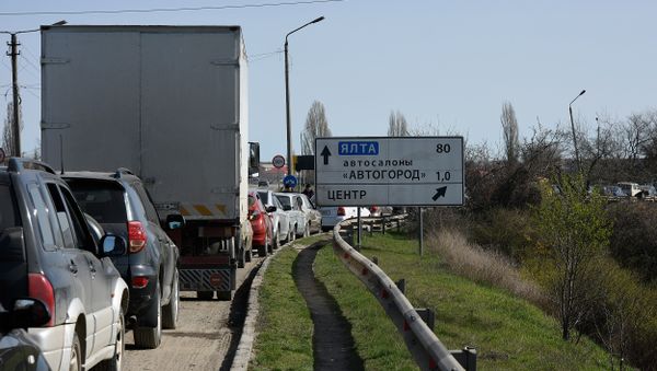 Крымчане в очереди для замены украинских автономеров на российские