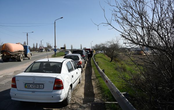 Крымчане в очереди для замены украинских автономеров на российские