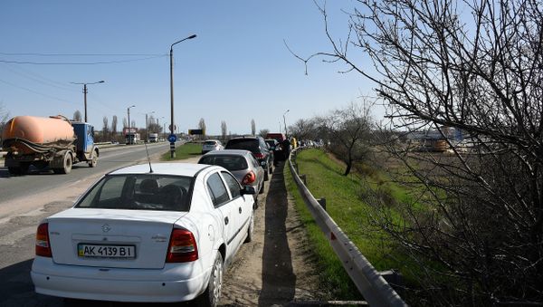 Крымчане в очереди для замены украинских автономеров на российские