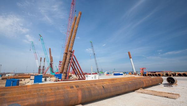 Строители возводят свайные фундаменты Крымского моста