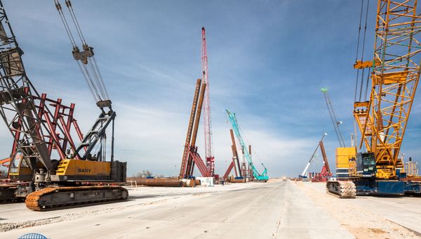 Строители возводят свайные фундаменты Крымского моста