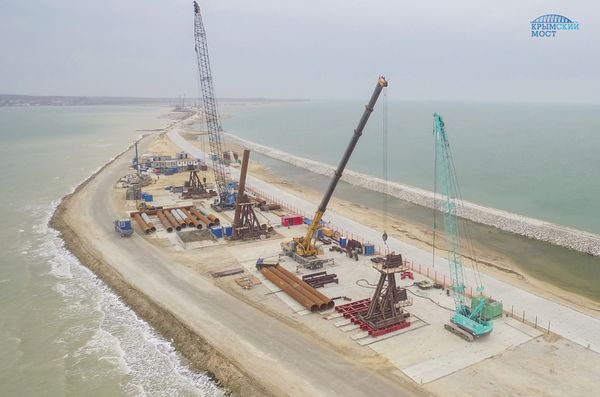 Строители возводят свайные фундаменты Крымского моста