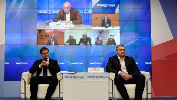 Видеомост, посвященный второй годовщине воссоединения Крыма с Россией, в мультимедийном пресс-центре МИА Россия сегодня  в Симферополе