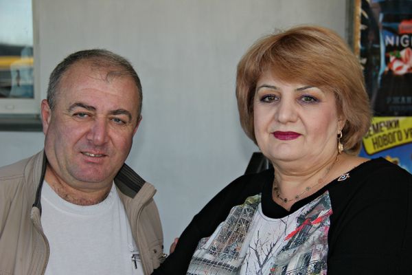 Микрорайон Каменка под Симферополем. На фото (слева направо): председатель территориального общества самоуправления микрорайона Каменка-Хошкельды Алим Талипов и управляющая одним из продуктовых магазинов района Мусма Абдуловна