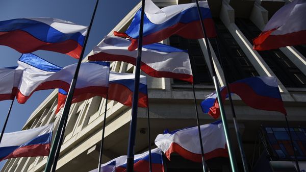 Флаги Крыма и России на фоне здания Верховного совета РК